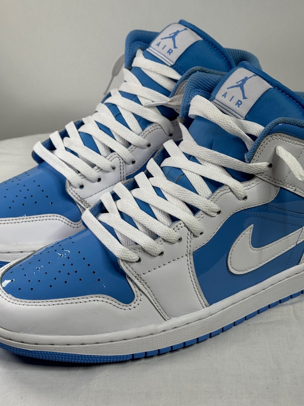 Nike Air Jordan 1 Mid UNC White University Blue Men’s Size 10 FZ2142-114